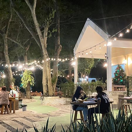 Rain Tree Cafe & Homestay ウタイターニー エクステリア 写真