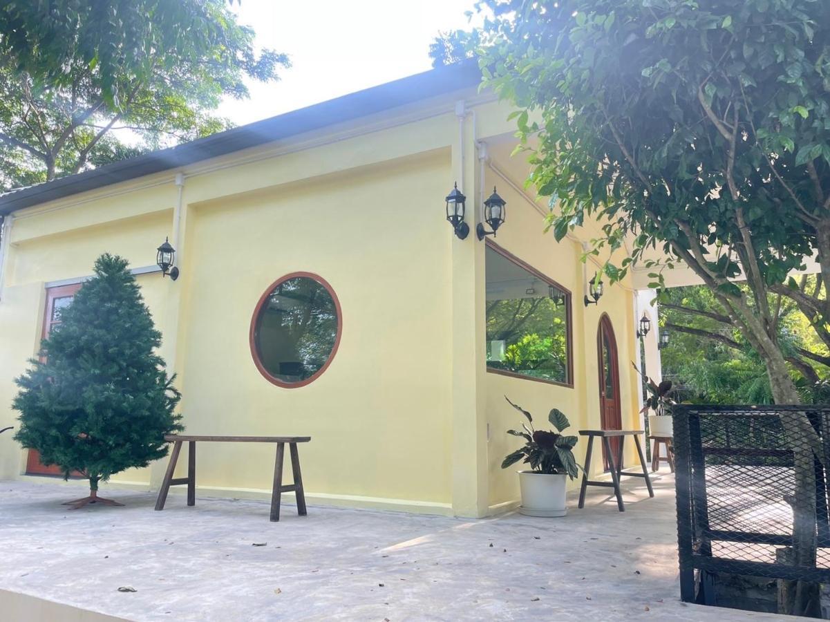 Rain Tree Cafe & Homestay ウタイターニー エクステリア 写真