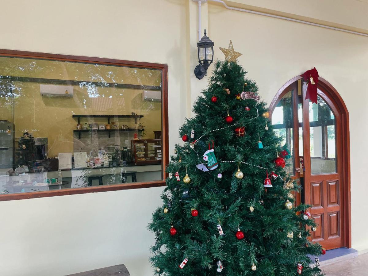 Rain Tree Cafe & Homestay ウタイターニー エクステリア 写真