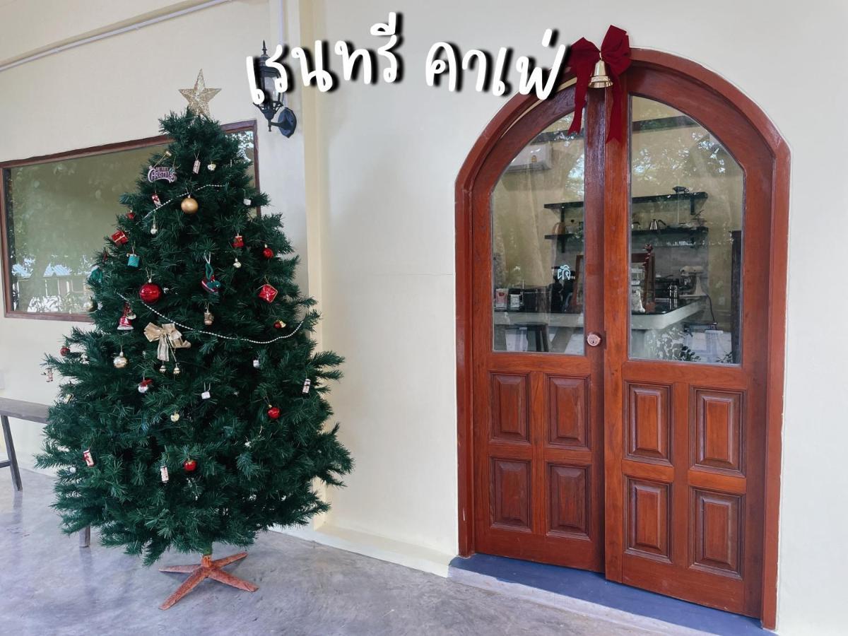 Rain Tree Cafe & Homestay ウタイターニー エクステリア 写真