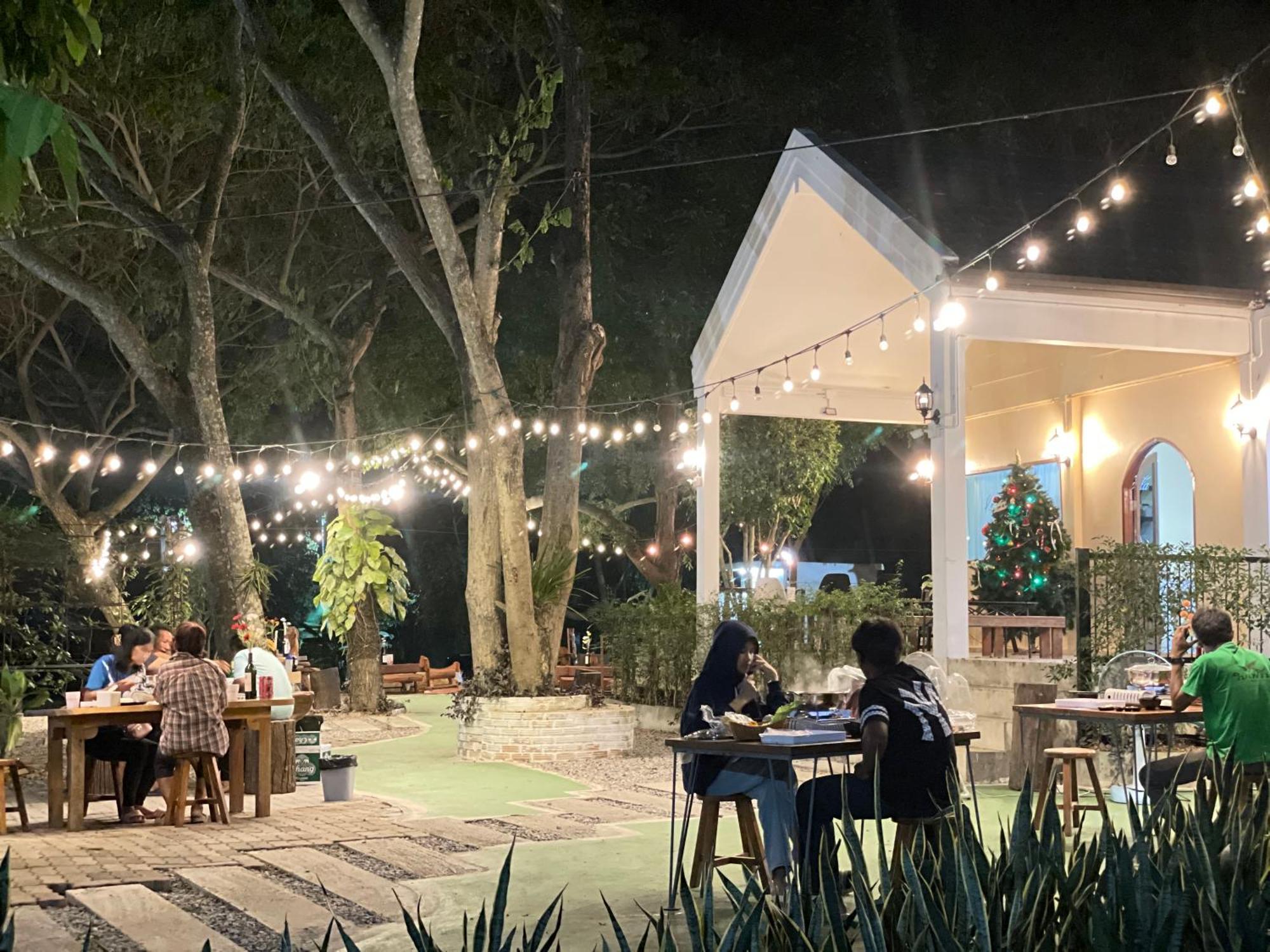 Rain Tree Cafe & Homestay ウタイターニー エクステリア 写真
