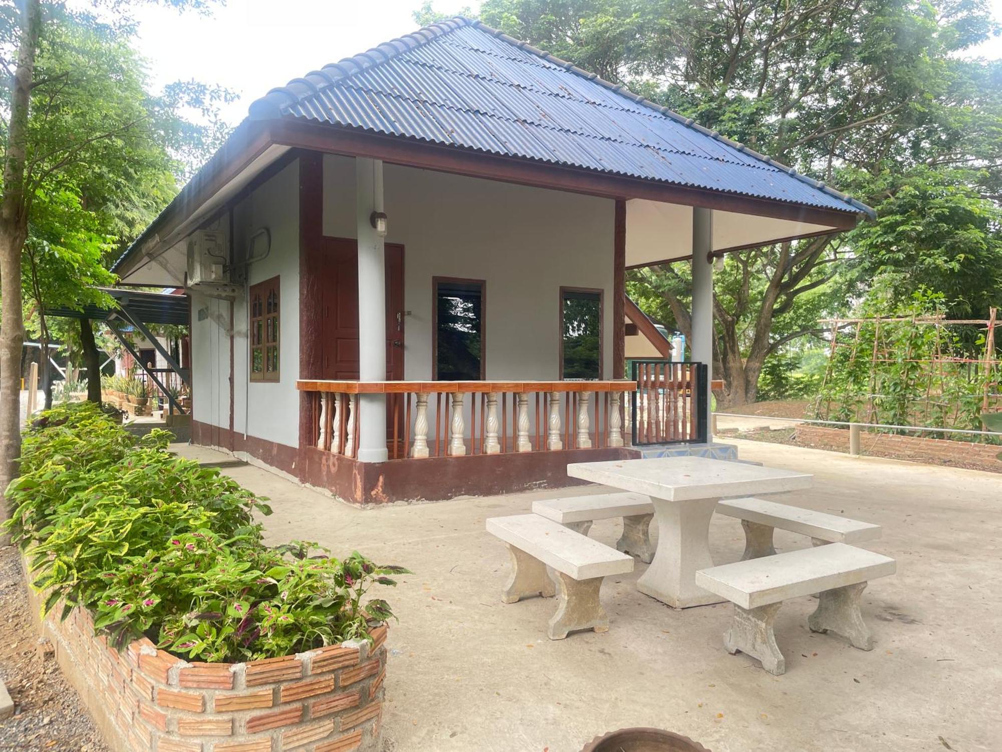 Rain Tree Cafe & Homestay ウタイターニー エクステリア 写真